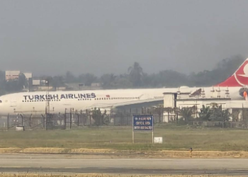 মাজ আকাশত বিমানত জুই! কলকাতাত ২৩৬ যাত্ৰী কঢ়িওৱা বিমানৰ জৰুৰী অৱতৰণ