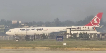 মাজ আকাশত বিমানত জুই! কলকাতাত ২৩৬ যাত্ৰী কঢ়িওৱা বিমানৰ জৰুৰী অৱতৰণ