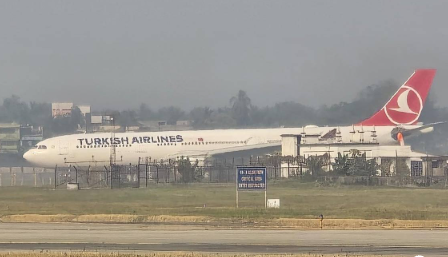 মাজ আকাশত বিমানত জুই! কলকাতাত ২৩৬ যাত্ৰী কঢ়িওৱা বিমানৰ জৰুৰী অৱতৰণ