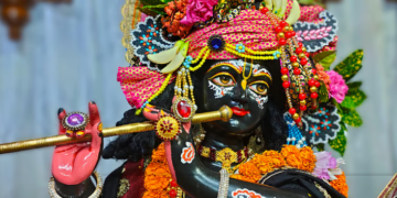 জীৱনলৈ বেয়া সময় আহিবই, গীতাত থকা শ্ৰীকৃষ্ণৰ কি কি বাণীয়ে দিয়ে দুঃসময়ৰ পৰা উঠি অহাৰ শক্তি?