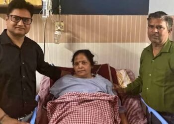 ৰাখে হৰি মাৰে কোনে… ৰাষ্ট্ৰীয় ঘাইপথৰ এটা গাঁতেই জগাই তুলিলে ব্ৰেইন ডে’ড মহিলাক, চিকিৎসকে আশা এৰা মহিলাক নতুন জীৱন কেনেকৈ দিলে ৰাস্তাৰ গাঁতে?