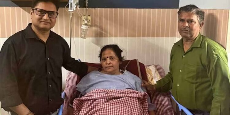 ৰাখে হৰি মাৰে কোনে… ৰাষ্ট্ৰীয় ঘাইপথৰ এটা গাঁতেই জগাই তুলিলে ব্ৰেইন ডে’ড মহিলাক, চিকিৎসকে আশা এৰা মহিলাক নতুন জীৱন কেনেকৈ দিলে ৰাস্তাৰ গাঁতে?