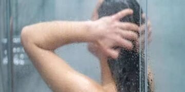 কেনেকুৱা পানীৰে গা ধোৱা উচিত? আয়ুৰ্বেদৰ পৰা জানক সঠিক উত্তৰ