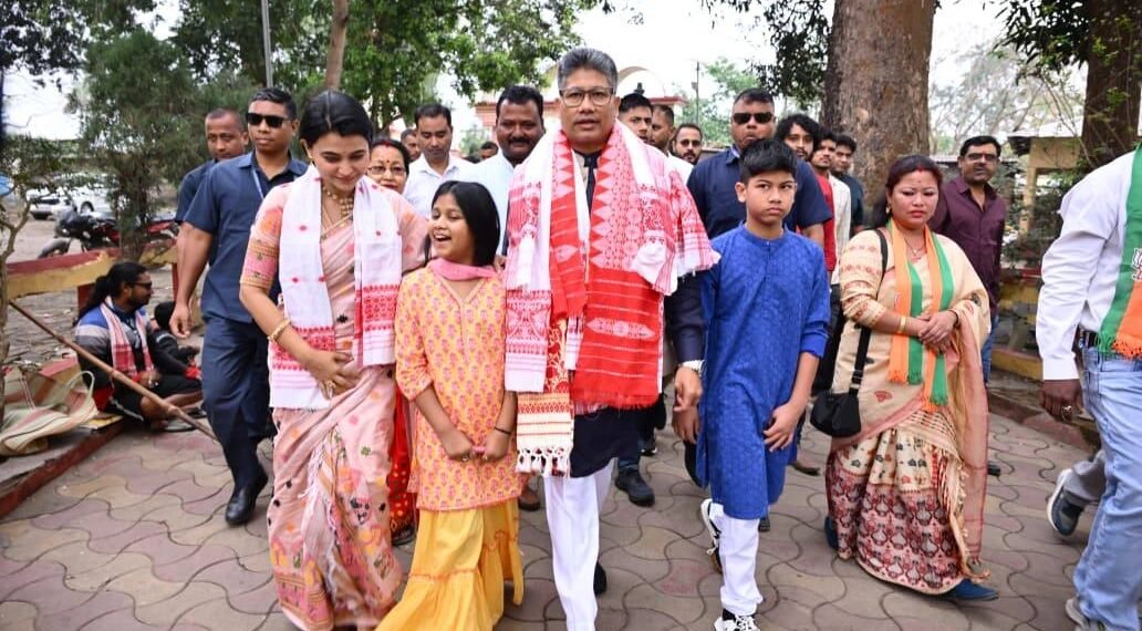 পত্নী আইমী আৰু দুই সন্তানক লৈ মনোনয়ন দাখিলৰ বাবে আগবাঢ়িছে পীয়ুষ হাজৰিকা