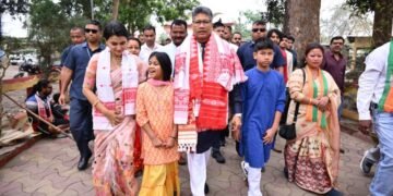 পত্নী আইমী আৰু দুই সন্তানক লৈ মনোনয়ন দাখিলৰ বাবে আগবাঢ়িছে পীয়ুষ হাজৰিকা