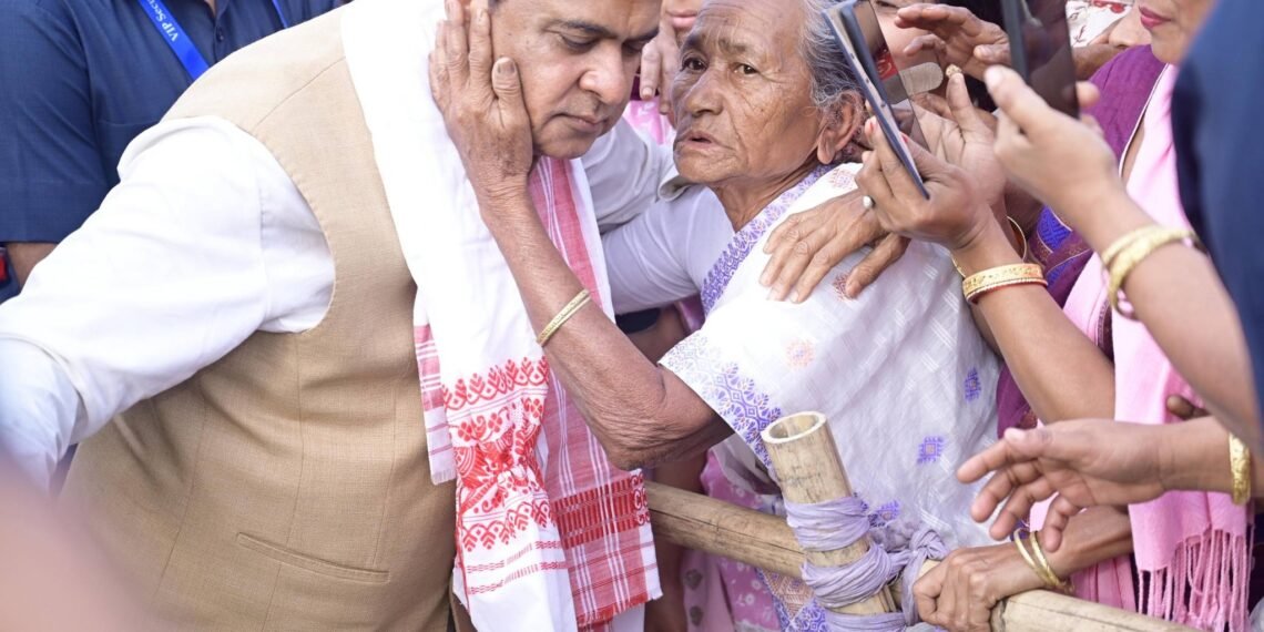 ডঃ হিমন্ত বিশ্ব শৰ্মাক কিয় চুমা খাই মহিলাই? চুমা খোৱাৰ কাৰণ বাখ্যা কৰি কি কৈছে ডঃ শৰ্মাই?