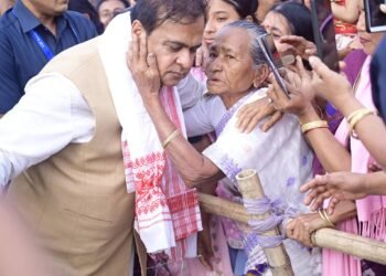 ডঃ হিমন্ত বিশ্ব শৰ্মাক কিয় চুমা খাই মহিলাই? চুমা খোৱাৰ কাৰণ বাখ্যা কৰি কি কৈছে ডঃ শৰ্মাই?