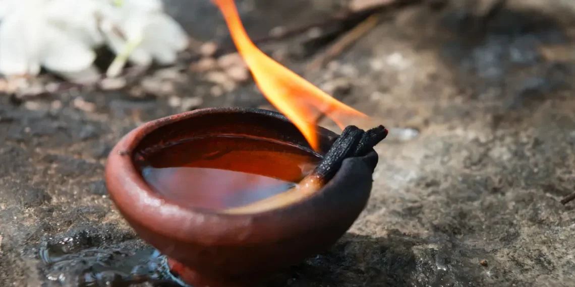 পূজা-পাঠ কৰিলে কিয় চাকি জ্বলায়? চাকিৰ সঠিক স্থানৰ বিষয়ে জানক