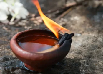 পূজা-পাঠ কৰিলে কিয় চাকি জ্বলায়? চাকিৰ সঠিক স্থানৰ বিষয়ে জানক