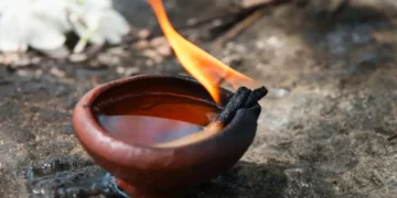 পূজা-পাঠ কৰিলে কিয় চাকি জ্বলায়? চাকিৰ সঠিক স্থানৰ বিষয়ে জানক