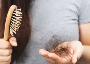 মহিলাৰ অত্যাধিক চুলি সৰাৰ সমস্যা! এয়া কোনো ৰোগৰ লক্ষণ নেকি?