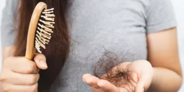 মহিলাৰ অত্যাধিক চুলি সৰাৰ সমস্যা! এয়া কোনো ৰোগৰ লক্ষণ নেকি?