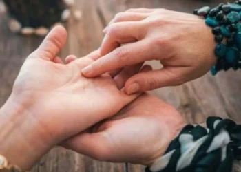 স্বামীৰ সাফল্য লুকাই থাকে পত্নীৰ হাতৰ ৰেখাত! জানক