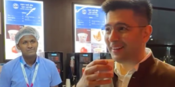 দেশৰ কোন বিমানবন্দৰত সস্তাত পোৱা যায় কফি, চিঙৰা? মাত্ৰ ১০ টকাত বিমান বন্দৰত চাহ খালে ৰাঘৱ চাড্ডাই