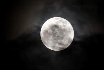 আকাশৰ পৰা হেৰাই যাব চন্দ্ৰ! পৃথিৱীৰ একমাত্ৰ উপগ্ৰহৰ অস্তিত্বক লৈ বাঢ়িছে আশংকা, কি কৈছে বিজ্ঞানীয়ে?