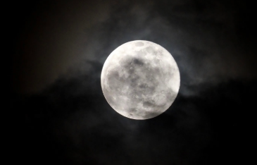 আকাশৰ পৰা হেৰাই যাব চন্দ্ৰ! পৃথিৱীৰ একমাত্ৰ উপগ্ৰহৰ অস্তিত্বক লৈ বাঢ়িছে আশংকা, কি কৈছে বিজ্ঞানীয়ে?