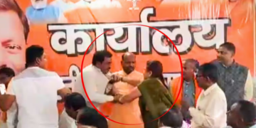 ৪লাখ ৫০ হাজাৰ টকা আত্মসাৎ, পাৰ্টী অফিচত সোমাই বিজেপি নেতাক চ**ৰিয়ালে মহিলাই, ক’ত এই ঘটনা?