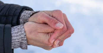 হাত-ভৰি সকলো সময়তে ঠাণ্ডা থাকে? সাৱধান শৰীৰত লুকাই থাকিব পাৰে এইসমূহ মাৰাত্মক ৰোগ