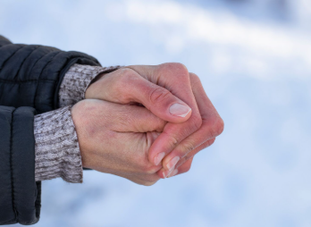 হাত-ভৰি সকলো সময়তে ঠাণ্ডা থাকে? সাৱধান শৰীৰত লুকাই থাকিব পাৰে এইসমূহ মাৰাত্মক ৰোগ