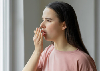 দাঁতৰ সমস্যাৰ বাবে নহয়, ভিটামিন ডেফিচিয়েন্সিৰ কাৰণেও মুখত দুৰ্গন্ধ ওলায়, কোনবিধ পুষ্টিৰ অভাৱত বাঢ়ে এই সমস্যা?