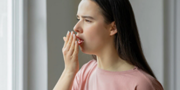 দাঁতৰ সমস্যাৰ বাবে নহয়, ভিটামিন ডেফিচিয়েন্সিৰ কাৰণেও মুখত দুৰ্গন্ধ ওলায়, কোনবিধ পুষ্টিৰ অভাৱত বাঢ়ে এই সমস্যা?