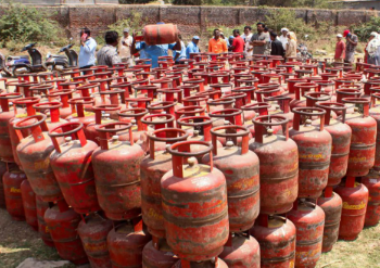 LPG চিলিণ্ডাৰ বুকিঙত ডাঙৰ সালসলনি, মাহত কেইটাকৈ পাব চিলিণ্ডাৰ, পূৰ্বৰ দৰে চিলিণ্ডাৰত ৰেহাই থাকিবনে?
