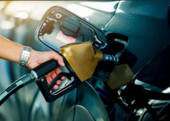 ১ লিটাৰ পেট্ৰল বিক্ৰি কৰিলে চৰকাৰৰ ঘৰলৈ কিমান টকা আহে? টেক্স নাথাকিলে আপুনি কিমান টকাত পালেহেতেন পেট্ৰল?