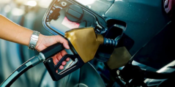 ১ লিটাৰ পেট্ৰল বিক্ৰি কৰিলে চৰকাৰৰ ঘৰলৈ কিমান টকা আহে? টেক্স নাথাকিলে আপুনি কিমান টকাত পালেহেতেন পেট্ৰল?