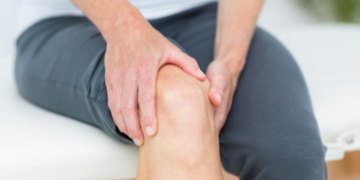 কি ভিটামিনৰ অভাৱত আঁঠুৰ বিষ হ’ব পাৰে? কম বয়সতে আঁঠু বিষৰ সমস্যা হ’লে খাদ্য তালিকাত কি কি অন্তৰ্ভুক্ত কৰাটো জৰুৰী?