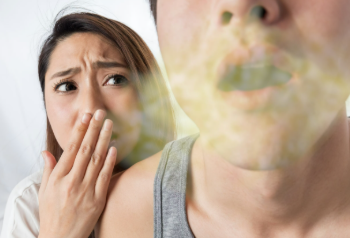 মুখৰ দুৰ্গন্ধৰ বাবে কথা ক’বলৈকো লাজ পায়! মাউথফ্রেছনাৰৰ ওপৰত ভৰসা এৰক, খাদ্যভাষ সলনি কৰি খাদ্য তালিকাত ৰাখক এইকেইবিধ খাদ্য