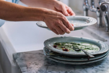 খাদ্য খোৱাৰ পাছত প্লেটতেই হাত ধুৱে? জীৱনত দুখ-দাৰিদ্ৰ মাতি আনিছে? কি কয় বাস্তুশাস্ত্ৰই?