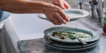 খাদ্য খোৱাৰ পাছত প্লেটতেই হাত ধুৱে? জীৱনত দুখ-দাৰিদ্ৰ মাতি আনিছে? কি কয় বাস্তুশাস্ত্ৰই?