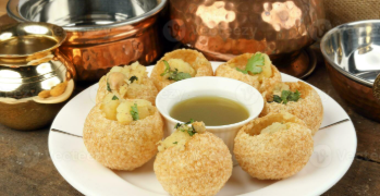 ফুচকাৰ জন্ম দ্ৰৌপদীৰ হাতত হৈছিল! ক’ত, কোনে, কেনেকৈ আৰম্ভ কৰিছিল এই লোভনীয় খাদ্য?