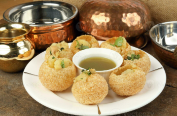 ফুচকাৰ জন্ম দ্ৰৌপদীৰ হাতত হৈছিল! ক’ত, কোনে, কেনেকৈ আৰম্ভ কৰিছিল এই লোভনীয় খাদ্য?