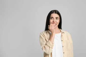 ঘনে ঘনে নখ কামুৰি থকাৰ অভ্যাস আছে? ভয়ংকৰ বিপদ হ’ব পাৰে, শৰীৰত হ’ব পাৰে এই ৰোগ