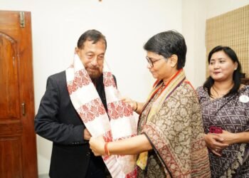 ছবিয়ে কৈছে ৰাজনৈতিক দৃশ্যপটৰ কথা! অতুল বৰাক গামোছাৰে সম্ভাষণ দিছপুৰ সমষ্টিৰ কংগ্ৰেছ প্ৰাৰ্থী মীৰা বৰঠাকুৰৰ