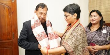 ছবিয়ে কৈছে ৰাজনৈতিক দৃশ্যপটৰ কথা! অতুল বৰাক গামোছাৰে সম্ভাষণ দিছপুৰ সমষ্টিৰ কংগ্ৰেছ প্ৰাৰ্থী মীৰা বৰঠাকুৰৰ