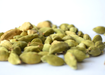 দৈনিক খাওক ২ টা সেউজীয়া ইলাচি, পুৰুষে দেখিব আচৰিত প্ৰভাৱ!