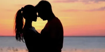 বয়সীয়াল পুৰুষক কিয় পছন্দ কৰে মহিলাই? প্ৰেম নে অন্য কিবা জানক