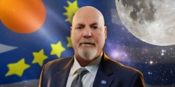 চন্দ্ৰ, মঙ্গলত মাটি বিক্ৰি কৰে, দিয়ে মাটিৰ দলিলো! ৪৫ বছৰ ধৰি কোটি কোটি ধন আয় কৰা কোন এই ব্যক্তি?