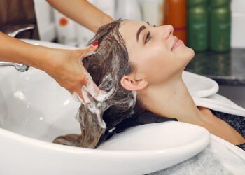 সপ্তাহৰ কোনটো বাৰে চুলি ধোৱা উচিত? নকৰিব ভুল!