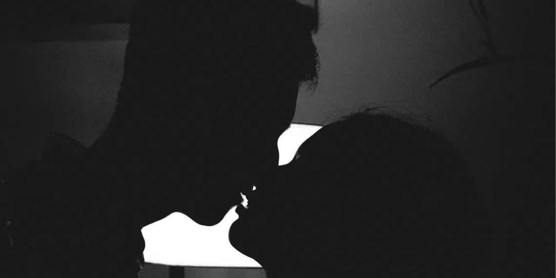 পিতৃয়ে চুম্বন কৰিলে নায়িকাক, পুত্ৰ থাকিল চাই! তাৰ পিছত…