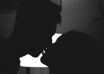 পিতৃয়ে চুম্বন কৰিলে নায়িকাক, পুত্ৰ থাকিল চাই! তাৰ পিছত…