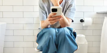 শৌচাগাৰলৈ ফোন নিয়ে নেকি? ভয়ংকৰ বিপদক আমন্ত্ৰণ কৰিছে আপুনি!