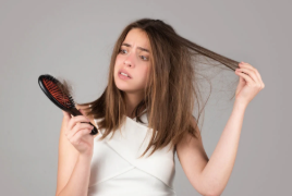 কোনো উপায়েৰেই চুলি সৰা কমাব পৰা নাই? শৰীৰত এই ৫ ভিটামিনৰ অভাৱেই প্ৰকৃত কাৰণ নহয়তো? কেনেকৈ এই ঘাটি দূৰ কৰিব?