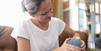 বয়স ৪০ পাৰ হ’লেই আঁঠু বিষৰ সমস্যা, পুৰুষতকৈ মহিলাসকল কিয় বেছি আৰ্থ্ৰাইটিছত ভোগে?