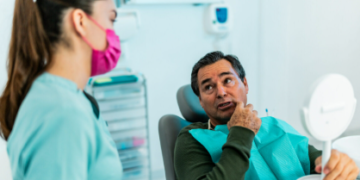 ডিঙিৰ বিষ, ঘনাই জ্বৰ উঠে, জিভা লৰোৱাত অসুবিধা, অৱহেলা নকৰিব এইসমূহ লক্ষণ মুখৰ কৰ্কটৰ লক্ষণ, কি কি লক্ষণ দেখিলে সতৰ্ক হ’ব?