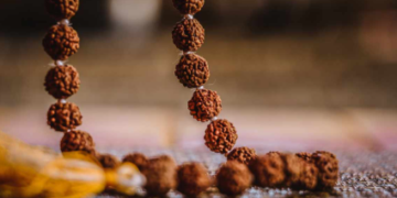 ৰুদ্ৰাক্ষই মানুহৰ জীৱনক কেনেকৈ প্ৰভাৱিত কৰে? কি কয় জ্যোতিষবিদে?