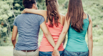 পৰকীয়া প্ৰেম বাঢ়িছে, পৰকীয়া প্ৰেমত মহিলাই কোন বয়সৰ পুৰুষ বিচাৰে?