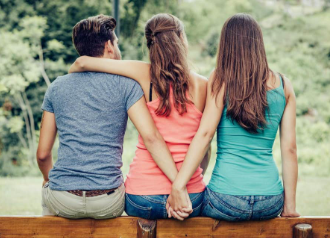 পৰকীয়া প্ৰেম বাঢ়িছে, পৰকীয়া প্ৰেমত মহিলাই কোন বয়সৰ পুৰুষ বিচাৰে?